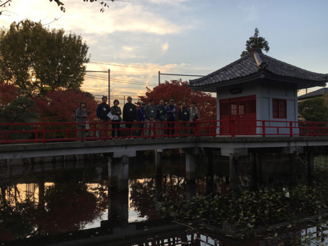 烏山寺町の高原院。鴨池で記念撮影をしました。