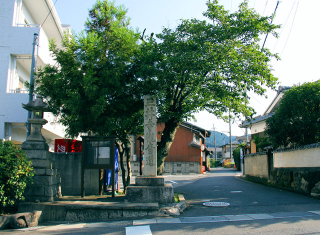 東海道小関越の入口（大津市）。三井寺の裏に抜ける道です。東海道の逢坂関（大関）に対して小関越えと言いました。古くは奈良から近江・若狭へ至る古代北陸道でした。