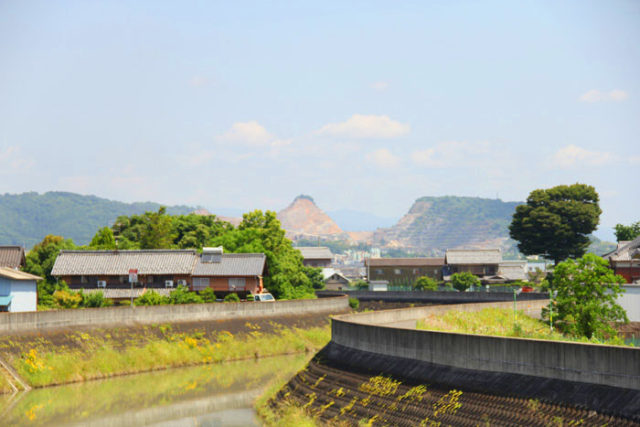 大垣市、大谷川に架かる二の丸橋から。北西方向に変わった形の山が見えました