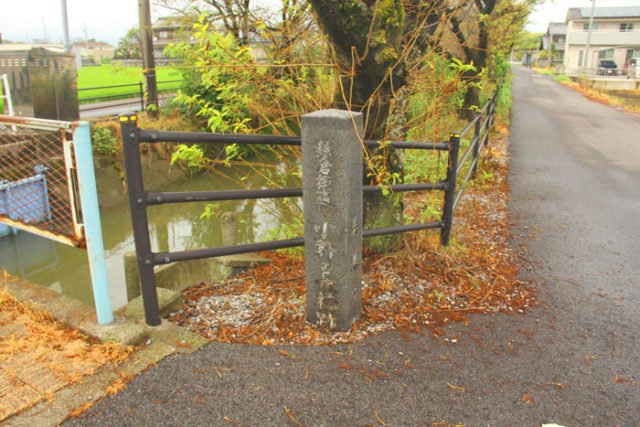 大垣宿を出て津排水路にかかる長橋。このあたりは美濃路と鎌倉街道が重なり、旧鎌倉街道の石碑が建っています。名前は長橋ですが、短いです。昔は長かったそうです。