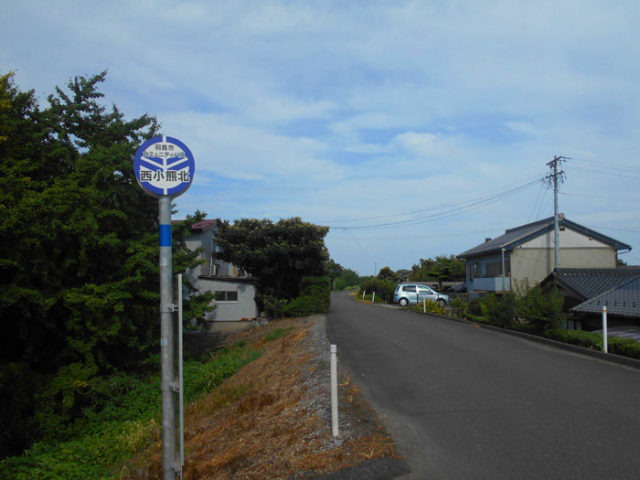 境川沿いの土手沿いの道が美濃路。細い道ですが、岐阜県道です。バス停もあります。