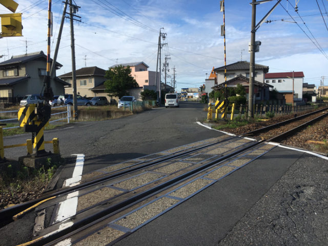 名鉄竹鼻線を須賀駅の横で越えます。竹鼻線は単線で、新幹線駅「岐阜羽島」に連絡する「新羽島」と名鉄「笠松」を結んでいます。