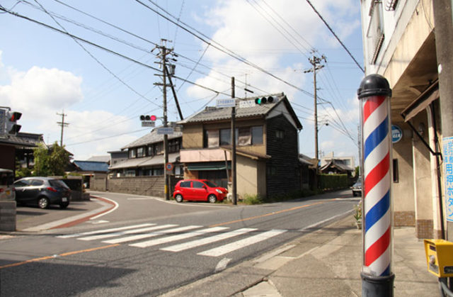 正木町須加本村交差点。美濃路は左へカーブします。