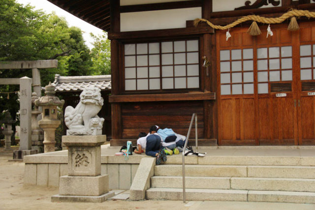 禅源寺の東隣には稲葉神社。子供たちが拝殿の前に集まってゲームをしていました。