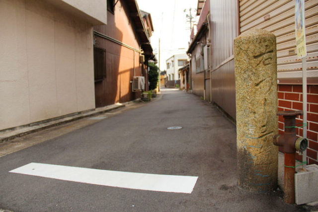 稲葉宿内からは津島道が分岐します。津島神社はここから12キロほど。円柱の道標が残っています。