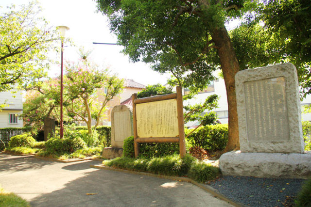 尾張国衙跡近くの赤染衛門歌碑公園。赤染衛門は、尾張国司だった大江匡衡の妻。歌人でした。7世紀後半の話です。