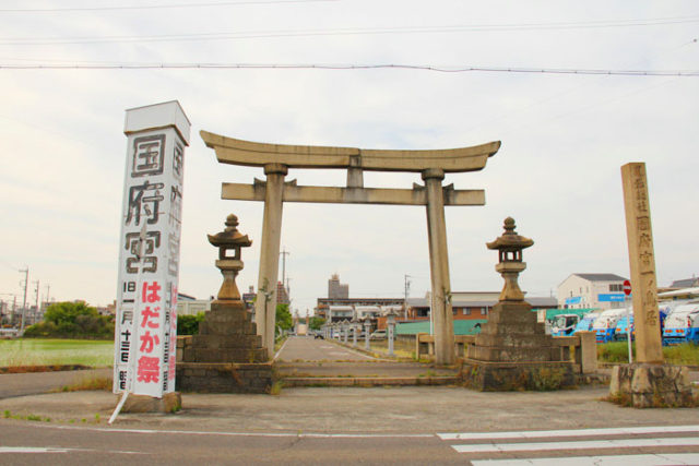 国府宮への参道。屋にうっすら見えますが、県道を越える跨線橋はものすごく急角度です。