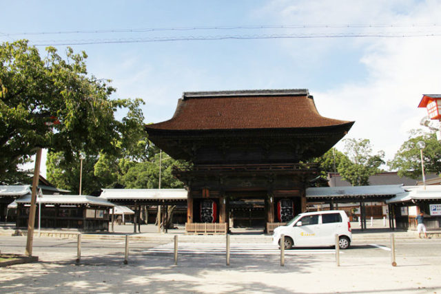 国府宮（尾張大国玉神社）の楼門。茅葺きで立派です