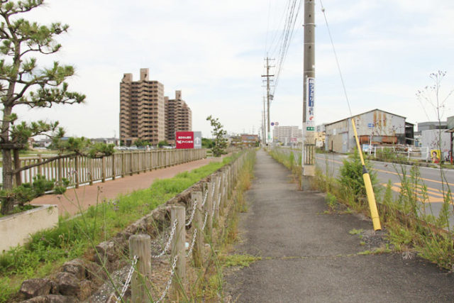 水田の中、南へ曲がったところの美濃路。稲沢市中央図書館や、稲沢市民病院が通り沿いにあります。
