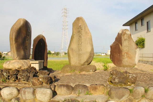 このあたりは長束町といって、豊臣秀吉の五奉行の一人、長束正家の邸跡があった場所です。田んぼの中に碑が建っています。