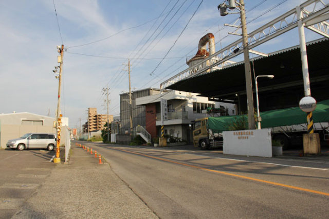 水田の次は工場などが多いエリアを進みます。