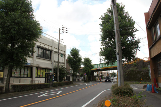 本町。このあたりは松原があったそうですが、今は面影はありません。美濃路の上の高架は名鉄本線です。