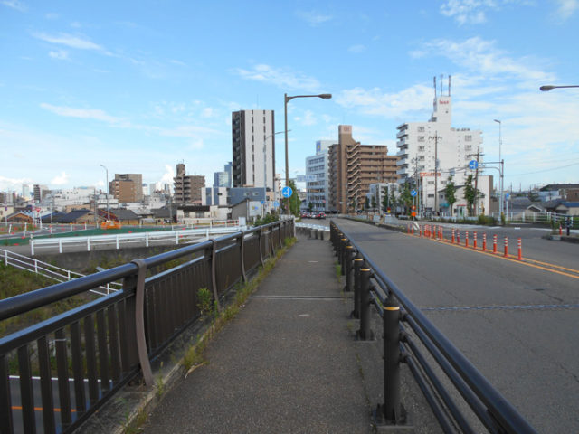 枇杷島橋を渡ると名古屋市西区に入ります。名古屋駅周辺の高層ビルも見えてきます。
