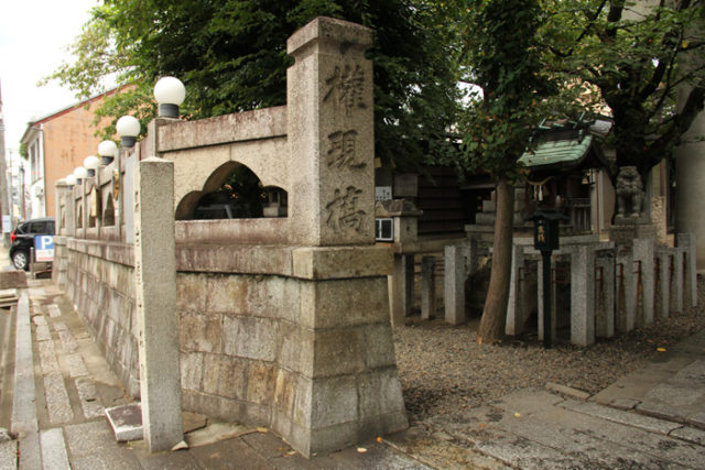 押切の白山神社。神社の塀に、権現橋の親柱が利用されています。白山神社の西を流れていた笈瀬川に架かっていた橋で、現在、川は暗渠になっています。