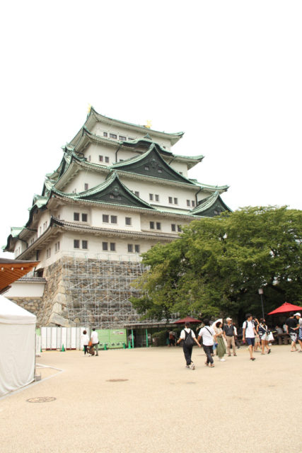 浅間町を過ぎて、美濃路は名古屋城とぶつかり、南下しながら城下を進んでいきます。名古屋城は天守閣が閉鎖中ですが、本丸御殿がリニューアルし、多くの観光客で賑わっています。