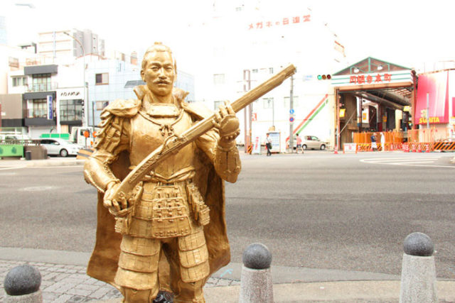 名古屋高速道路と円頓寺商店街が交差する円頓寺交差点の四隅には歴史上の有名人物の像が建てられています。金ぴかの信長像。