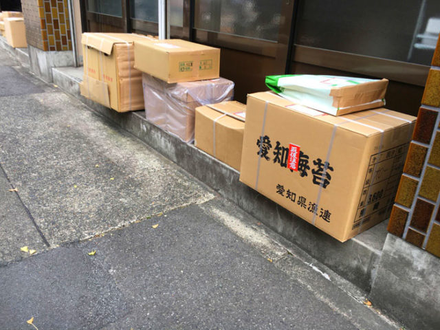 仏壇屋さんの倉庫前に海苔の箱があり、「？」と思ったのですが、葬儀の際の香典返し用に扱っているのだと、合点がいきました。
