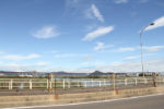 河渡橋で長良川を渡る。金華山と岐阜城が見える