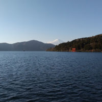 芦ノ湖　湖越しに冠雪の富士山東海道　箱根　芦ノ湖