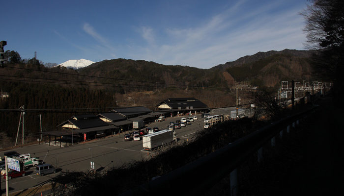 道の駅木曽福島。後ろに御嶽山