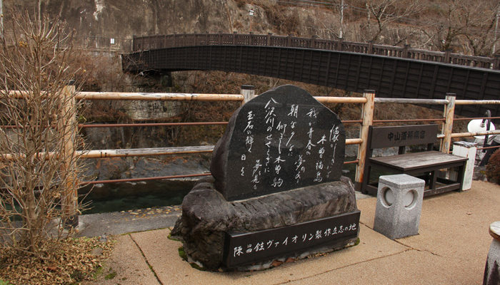 木曽川沿いの行人橋とヴァイオリン製作発祥の地碑