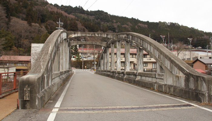 木曽川右岸にある山村代官屋敷と福島宿を結ぶ大手橋。