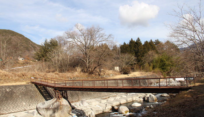 正沢川、巨岩を利用した橋を渡る