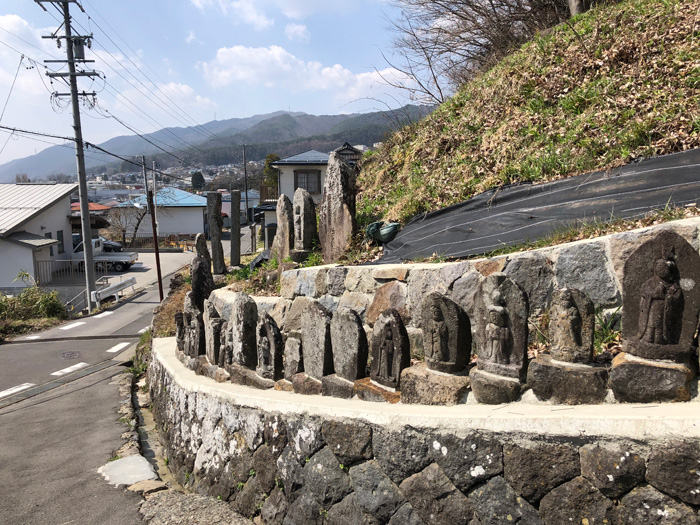 御嶽神社横の馬頭観音群