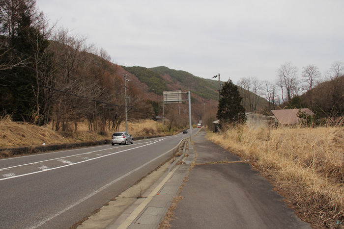 国道142号を進む