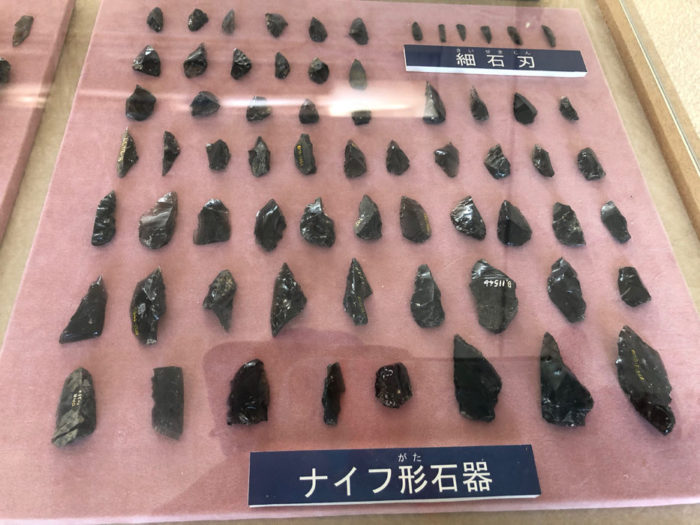 黒耀石石器資料館の黒曜石展示