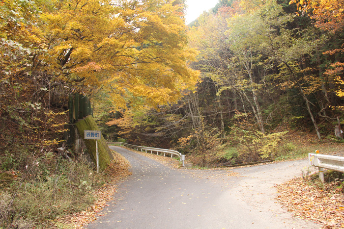 桑崎分岐。塩尻市と辰野町の境