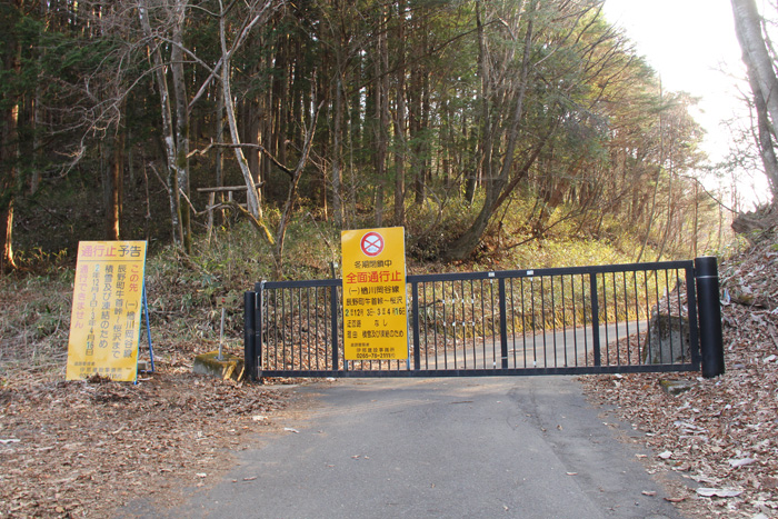 牛首峠。県道254号は、桜沢方面は冬期閉鎖になる。