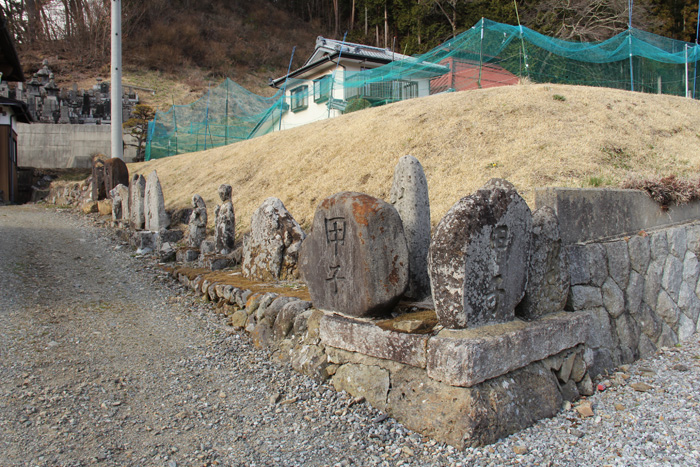 甲子塔や庚申塔など