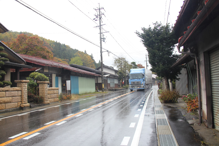 小野宿は伊那街道、国道153号沿いで交通量が激しい