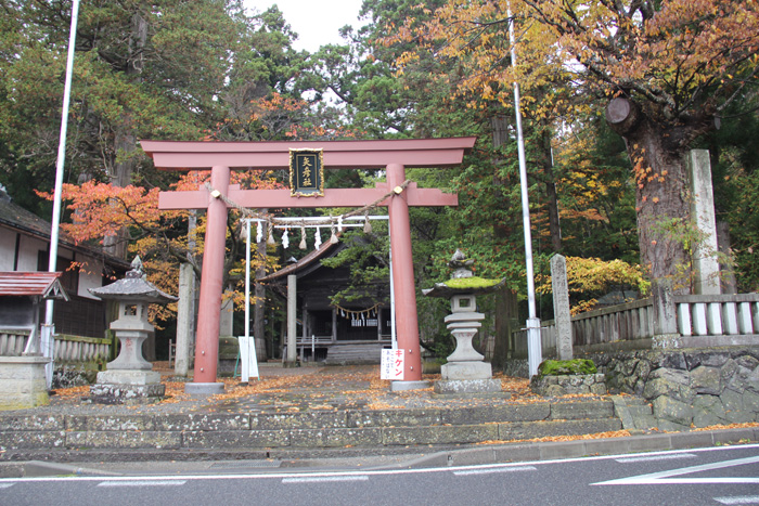 塩尻市の飛び地にある矢彦神社
