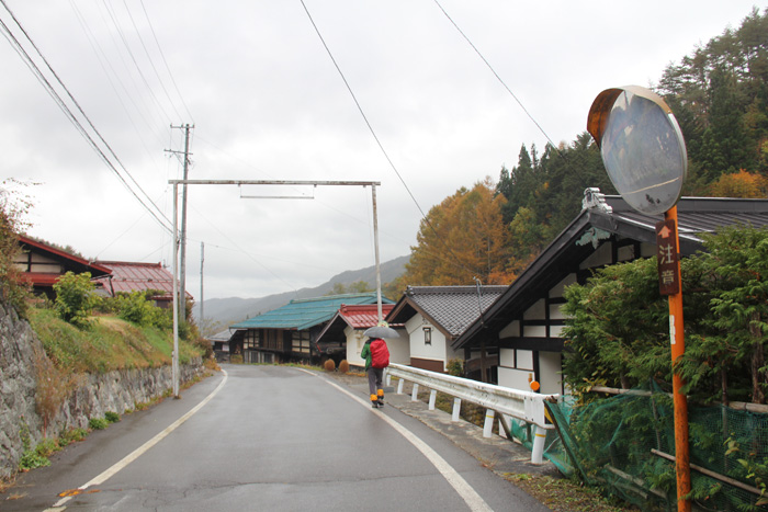 集落の境に祭りの時に提灯を下げる鉄枠がある