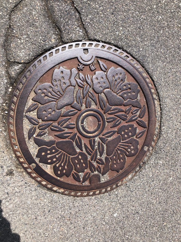 岡谷市の花「つつじ」があしらわれたマンホール