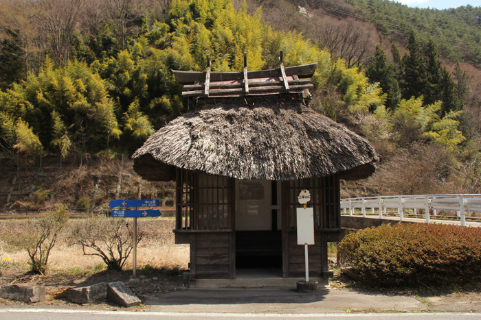 茅葺きの上深山口バス停