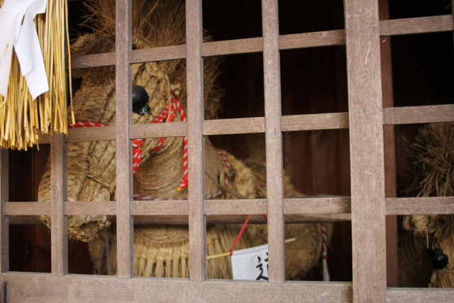 小田井宿長倉諏訪神社の藁馬。道祖神祭りで使用される