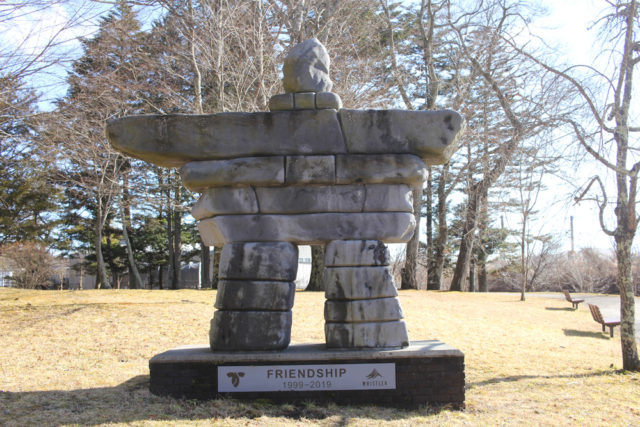 湯川ふるさと公園のイヌシュク像。軽井沢町はカナダ・ウィスラー市と姉妹都市提携を結んでいる