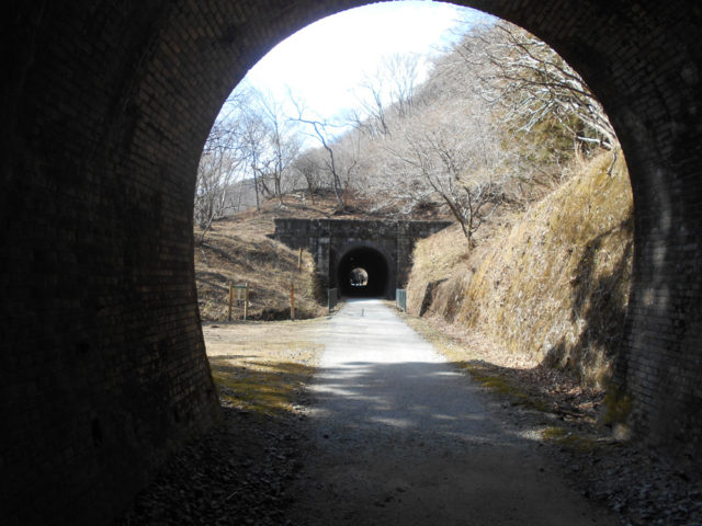 かつての信越線碓氷線（ヨコカル線）の廃線路　いくつもトンネルをくぐる
