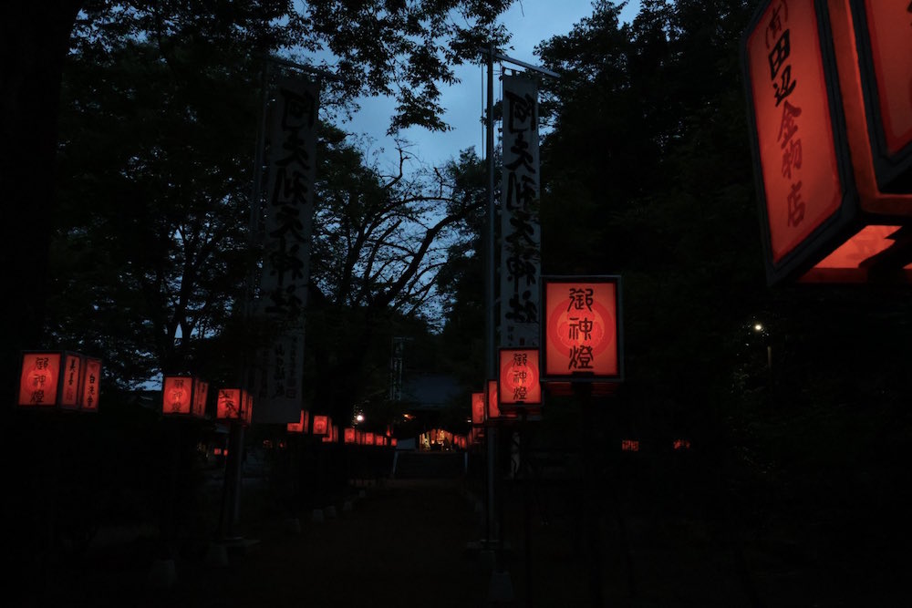 本庄の阿夫利天神社の例祭。灯籠に灯がともる