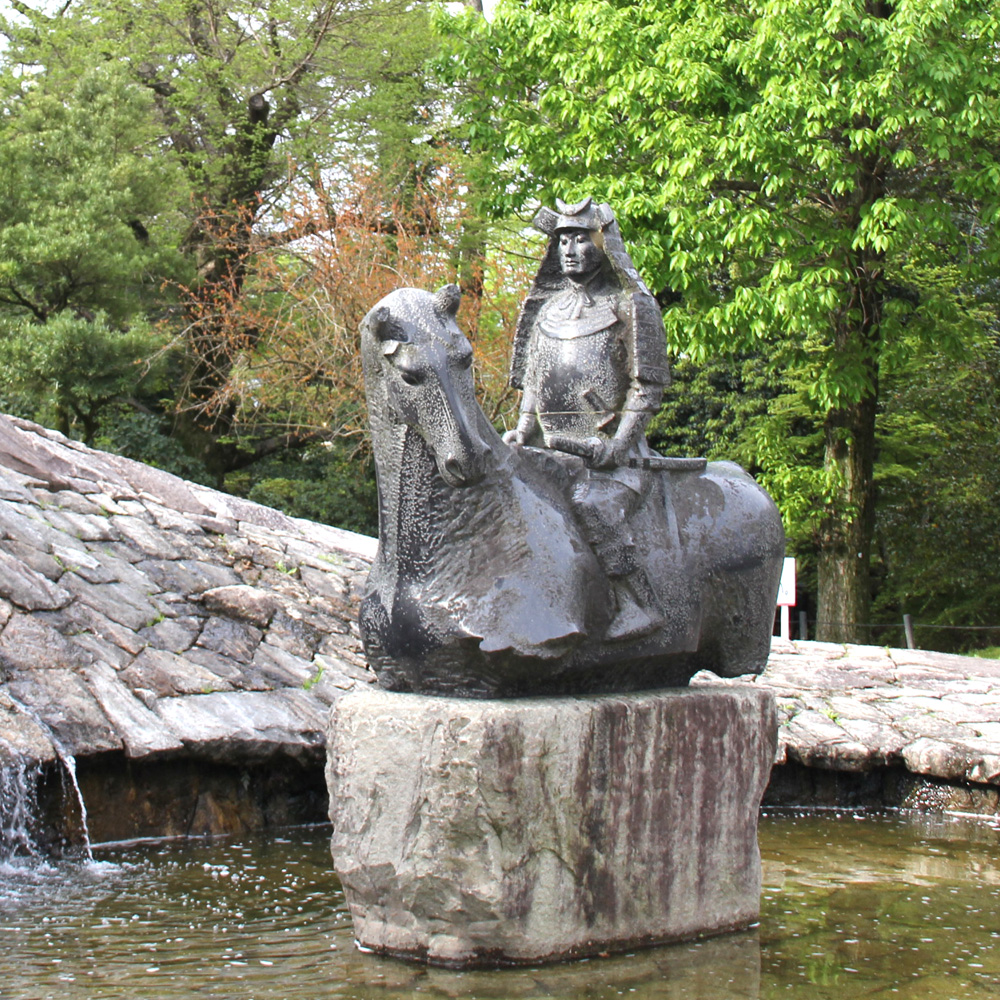 岡崎城　騎乗の家康像