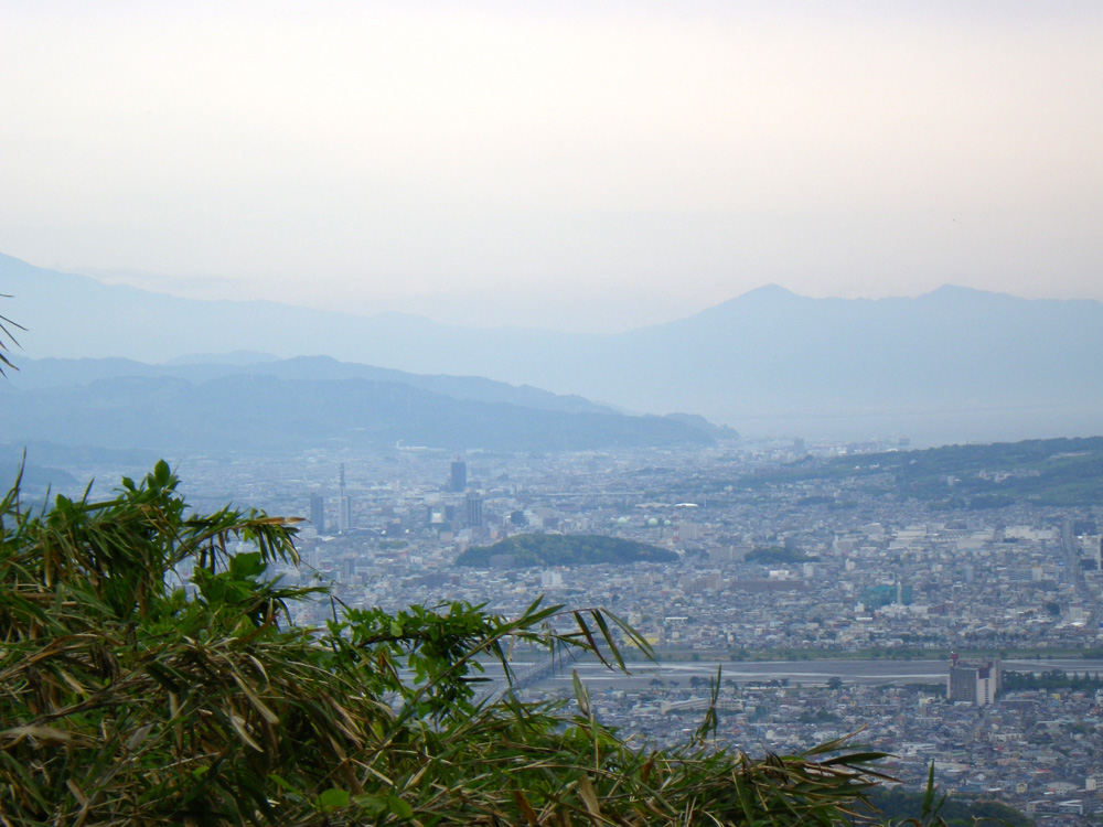 蔦の細道〜満観峰の旅　静岡市中心部。安倍川、愛鷹山も見える