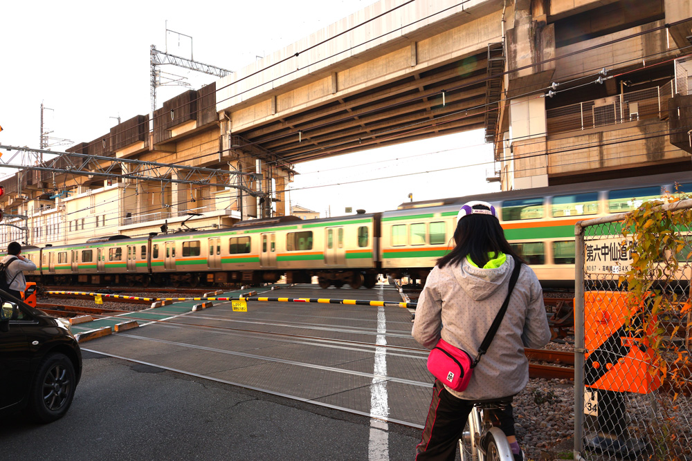 熊谷駅東側。第六中仙道踏切。高崎線、新幹線、秩父鉄道を越える