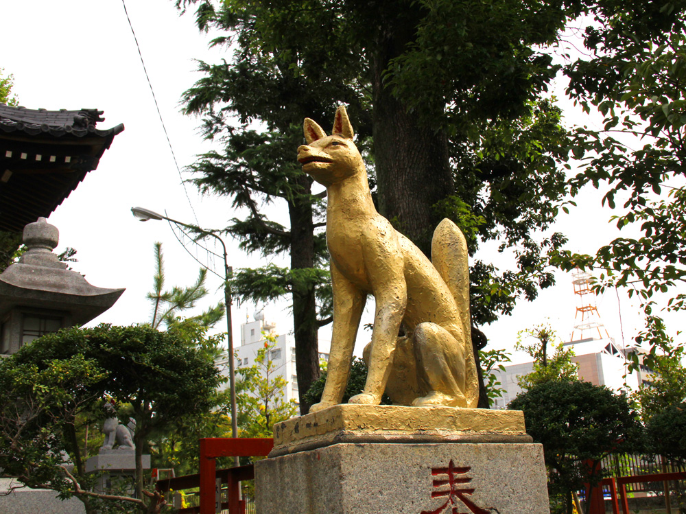 遠江分器稲荷神社の金の狐