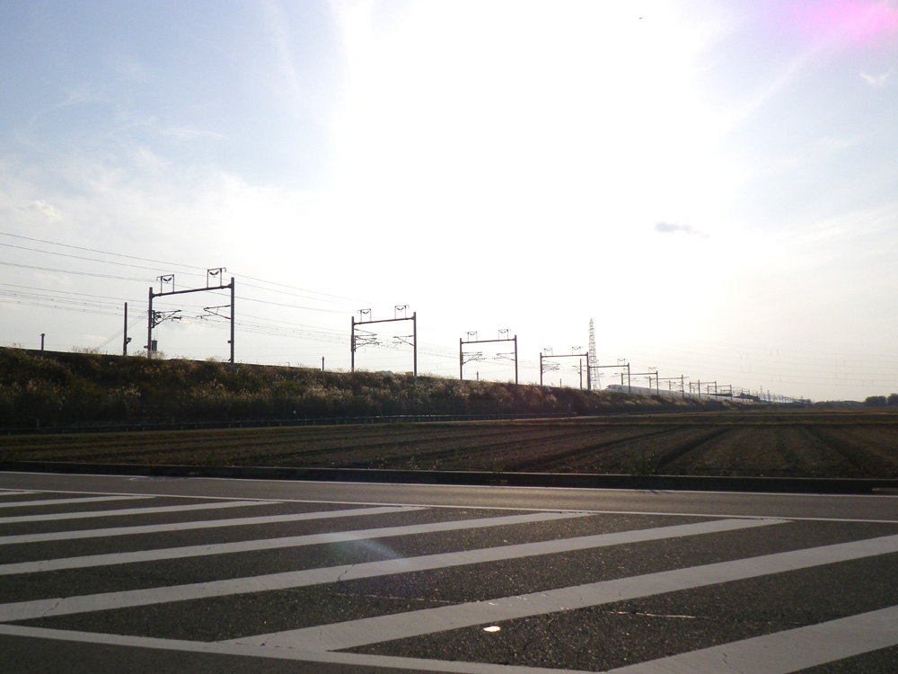 滋賀県内を突っ切る東海道新幹線。見えるけど乗れない