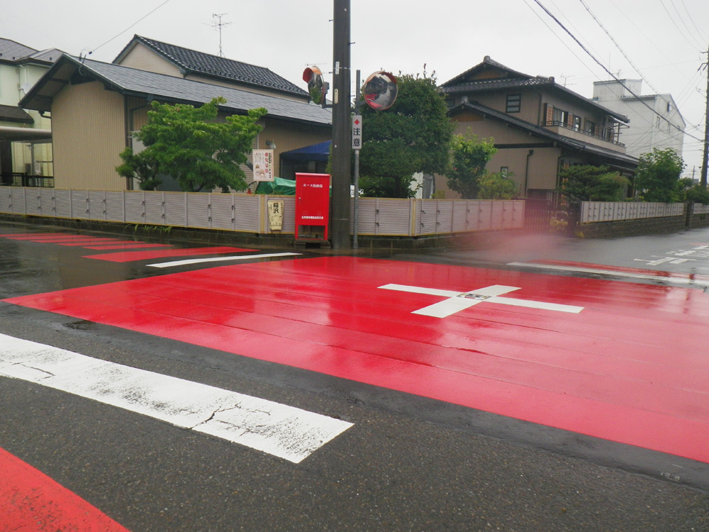 清須　赤い道路