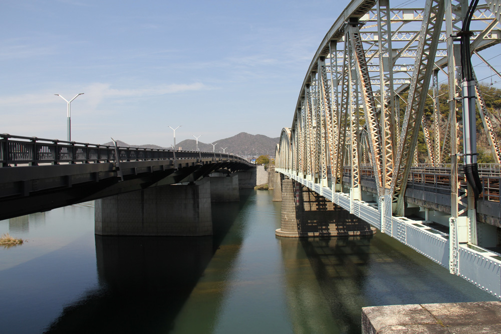 犬山橋（ツインブリッジ）と名鉄の鉄橋