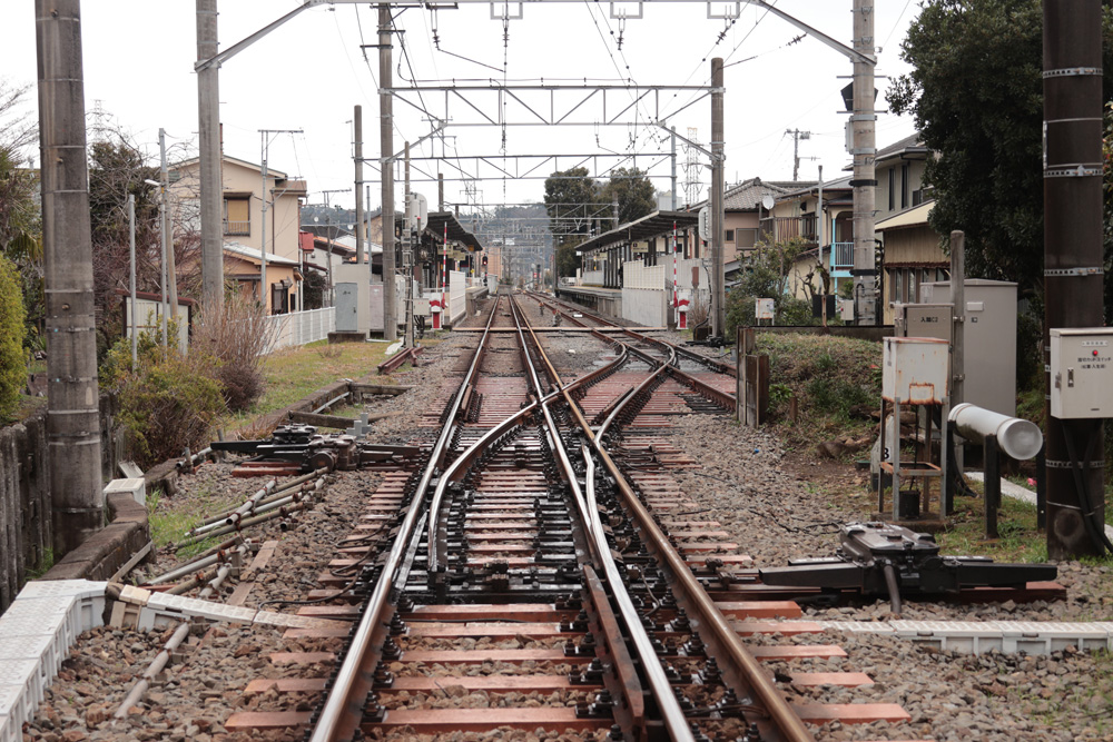 入生田駅近くの箱根登山鉄道。乗り入れている小田急線の軌道